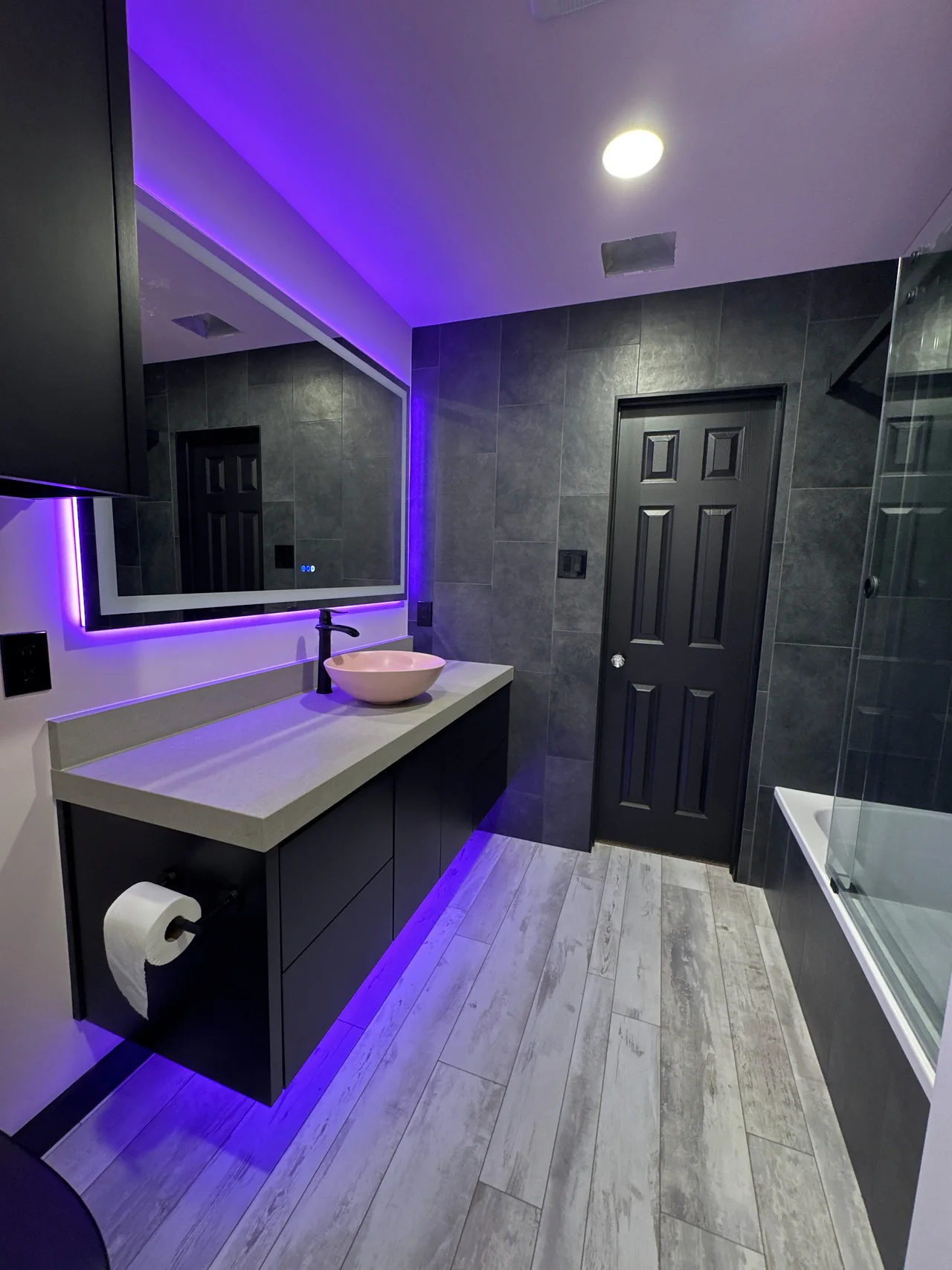 Modern bath with accent lighting