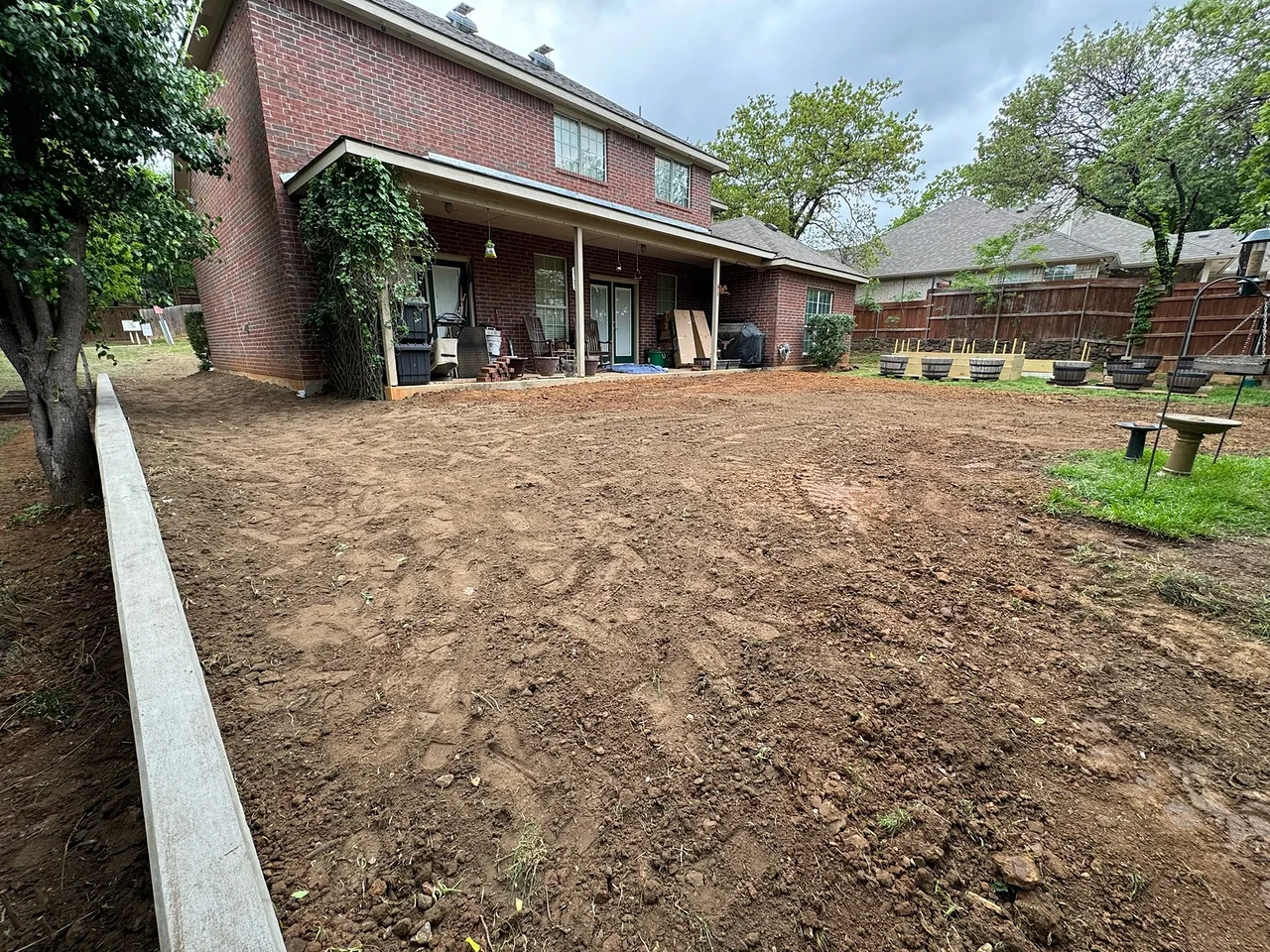 Concrete retaining wall