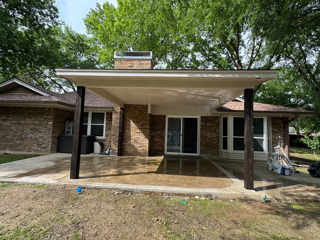 Modern flat-roof patio cover