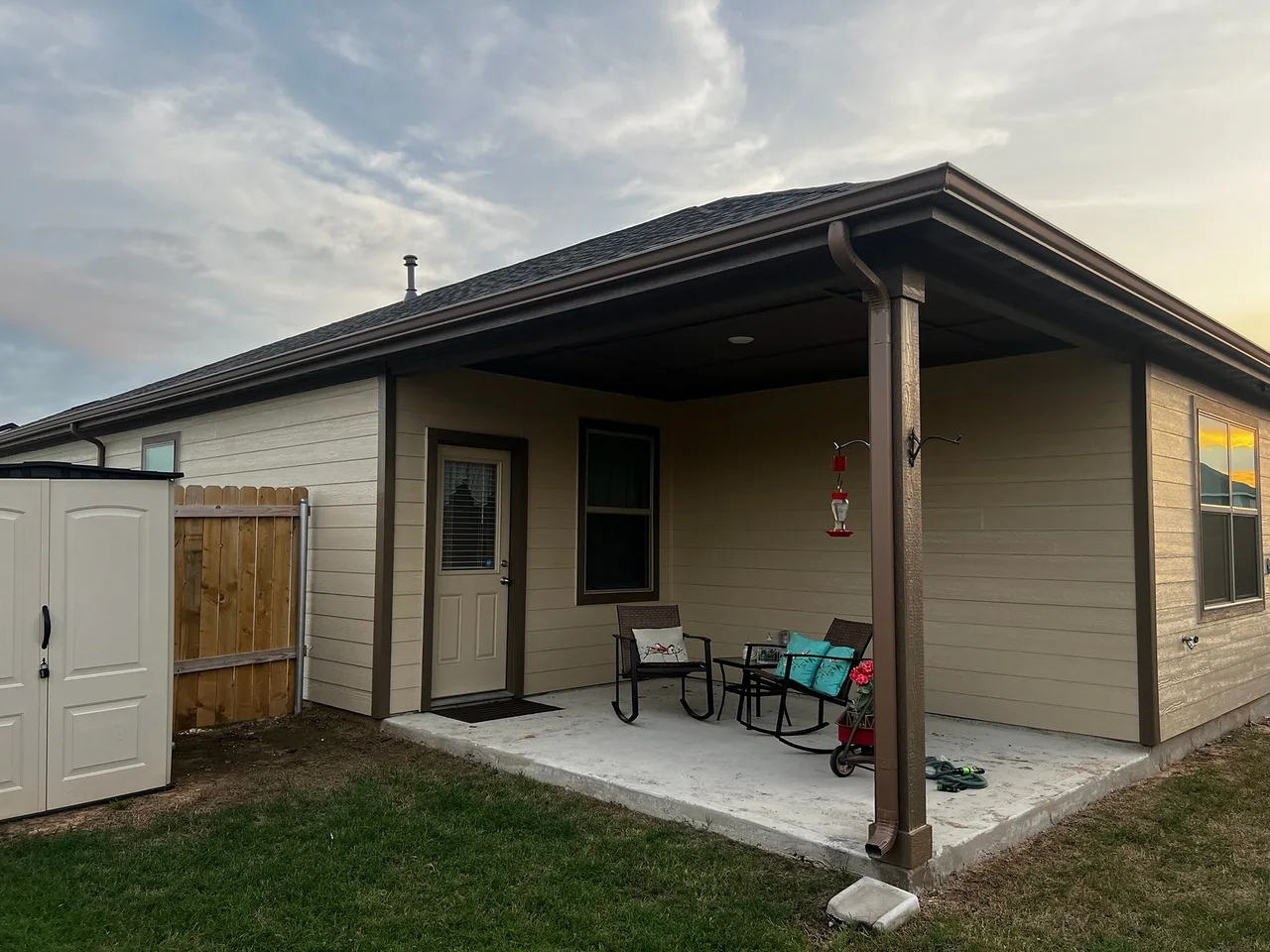 Covered patio with cedar column